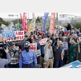 沖縄に寄り添うという嘘（埋め立て用土砂の投入が始まり、米軍キャンプ・シュワブのゲート前で抗議する人たち）／（Ｃ）共同通信社