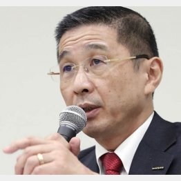 17日、記者会見する日産自動車の西川社長（Ｃ）共同通信社