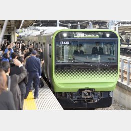 自動運転する「Ｅ２３５系」／（Ｃ）日刊ゲンダイ