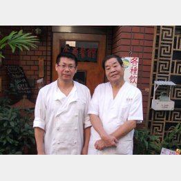 李松林さん（右）と2代目・李順華さん（Ｃ）日刊ゲンダイ