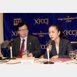 会見する申教授（右）と徳岡弁護士（Ｃ）日刊ゲンダイ