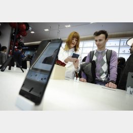 ファーウェイは１５日、ポーランドに１号店をオープン（Ｃ）新華社／共同通信イメージズ