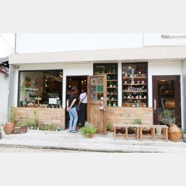 壷屋通りには洒落た雑貨店が（提供写真）