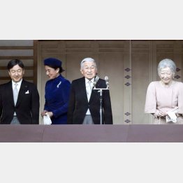 天皇陛下の８５歳の誕生日を祝う最後の一般参賀に臨まれる天皇、皇后両陛下、皇太子ご夫妻（Ｃ）共同通信社