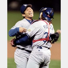 ノーヒットノーランを達成して捕手ピアザと抱き合う野茂（Ｃ）ロイター＝共同