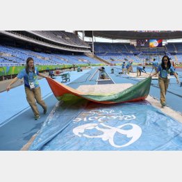 陸上競技の準備をするリオ五輪ボランティア（Ｃ）ロイター