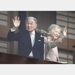 最後の誕生日一般参賀 　天皇陛下の８５歳の誕生日を祝う一般参賀で、訪れた人たちに手を振られる天皇、皇后両陛下（Ｃ）共同通信社