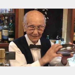 日本最高齢のバーテンダーの井山計一氏（Ｃ）日刊ゲンダイ