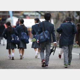 未成年者の利用は親の同意を要する規約があっても…（写真はイメージ）／（Ｃ）日刊ゲンダイ