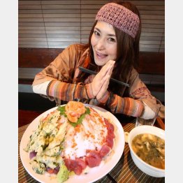 アンジェラ佐藤は「魚八亭」の“デカ盛り海鮮丼”に挑戦!（Ｃ）日刊ゲンダイ
