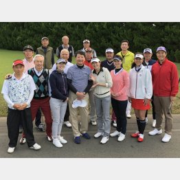 前列中央が父親・杉山忠正さん、左隣が妹・舞さん、右隣・愛さん、右端が走さん（提供写真）