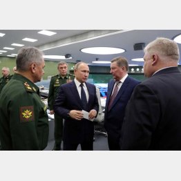 国防省の施設を訪れて“勝利”アピール（Ｃ）ロイター