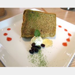 お茶を使ったスイーツも（サングラムカフェ）／（Ｃ）日刊ゲンダイ