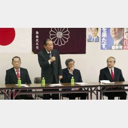 病み上がりで駆けつけた（左から２人目）（Ｃ）共同通信社