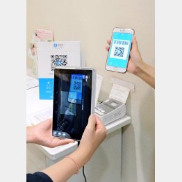 スマートフォンの決済サービスで、スマホに表示された２次元コードを読み取る店側のタブレット端末（近鉄百貨店本店）／（Ｃ）共同通信社