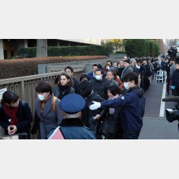 東京地裁前には行列（Ｃ）日刊ゲンダイ