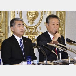 衆院沖縄３区補選に立候補する屋良朝博氏（左）と記者会見する自由党の小沢一郎共同代表／（Ｃ）共同通信社