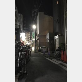 車1台がやっと通れる路地裏（Ｃ）日刊ゲンダイ