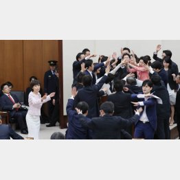 法案成立は大モメだった（Ｃ）日刊ゲンダイ