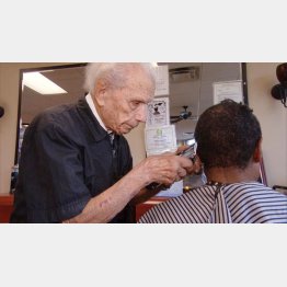 アンソニー・マンチネッリさん（左）／（ユーチューブから）