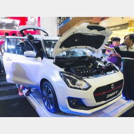 スズキ「スイフト」に見入るミャンマーの人々＝ヤンゴン／（Ｃ）共同通信社