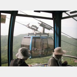 すれ違う瞬間をパチリ（箱根ロープウェイ）／（提供写真）