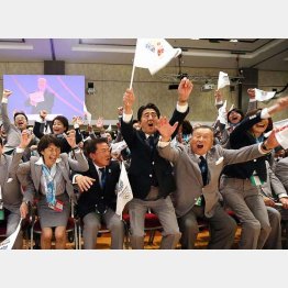 ２０２０年五輪開催都市が東京に決まり喜ぶ安倍首相・央ら（2013年ブエノスアイレスで）（Ｃ）日刊ゲンダイ