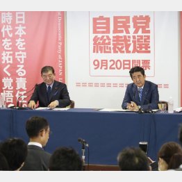 総裁選では「賃金上昇」を猛アピールした安倍首相（右）／（Ｃ）日刊ゲンダイ