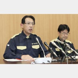 ブロック塀倒壊で起きた死亡事故を受けて、記者会見する高槻市の浜田剛史市長（左）／（Ｃ）共同通信社