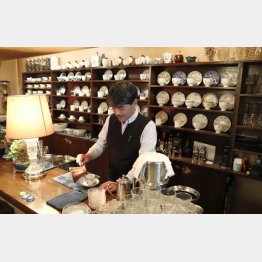 コーヒーを入れるオーナーの高山正秀さん（Ｃ）日刊ゲンダイ