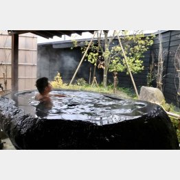 源泉かけ流しを独占（Ｃ）日刊ゲンダイ