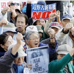 辺野古で埋め立て用土砂の投入に抗議する人たち（Ｃ）共同通信社