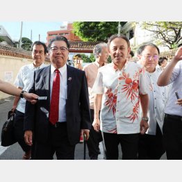 玉城デニー沖縄県知事と呉屋守将・金秀グループ会長（Ｃ）日刊ゲンダイ