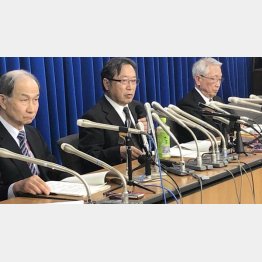 期待してもムリ（中央が樋口委員長）／（Ｃ）日刊ゲンダイ