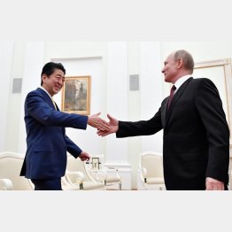 プーチンの前ではいつも乙女のよう（Ｃ）ロイター