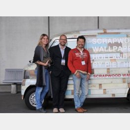 ＮＬＸＬ社の人たちと（提供写真）