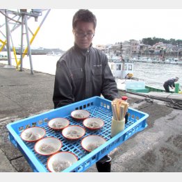 取れたてのしらすを食す（田子の浦港）（Ｃ）日刊ゲンダイ