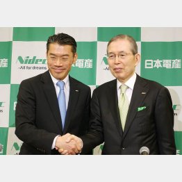 永守会長（右）と吉本社長／（Ｃ）共同通信社