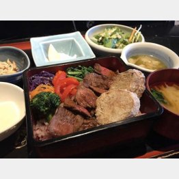 京芋と蓮根の牛ステーキ重（１８９０円）（Ｃ）日刊ゲンダイ