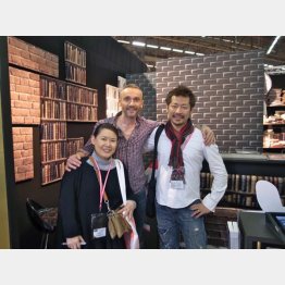 欧州の展示会で（左は副社長でもある濱本夫人・提供写真）
