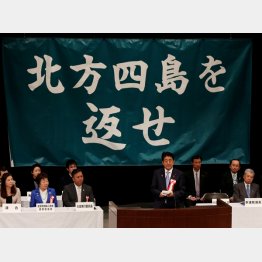 昨年までは「政府方針」にハッキリ言及（写真は２０１７年）／（Ｃ）ロイター