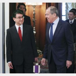 どんどん後退（左から河野外相、ロシアのラブロフ外相）（Ｃ）共同通信社