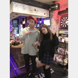 今夜のナビゲーター・ハザマと店長のあんなさん（提供写真）