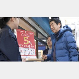 キャッシュレス体験で商店街の鮮魚店を訪れた安倍首相（Ｃ）共同通信社