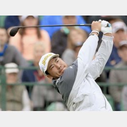 最終ラウンド、１番でティーショットを放つ松山英樹（Ｃ）共同通信社