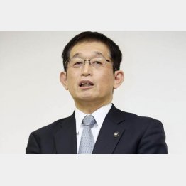 辞表を提出し、記者会見する兵庫県明石市の泉房穂市長（Ｃ）共同通信社