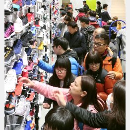 老いも若きも物欲むんむん（Ｃ）共同通信社