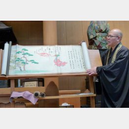 「絵とき説法」をする小野院主（Ｃ）日刊ゲンダイ