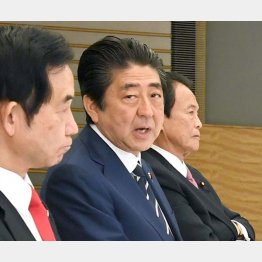 過剰な「政治介入」か（左は山本元規制改革担当相、右は麻生財務相）／（Ｃ）共同通信社
