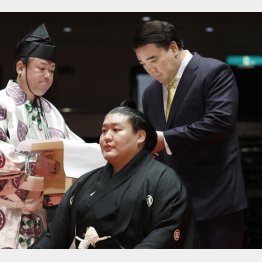 トラブルメーカーの印象も強いが…（断髪式で貴ノ岩のまげにはさみを入れつ元横綱日馬富士）／（Ｃ）共同通信社